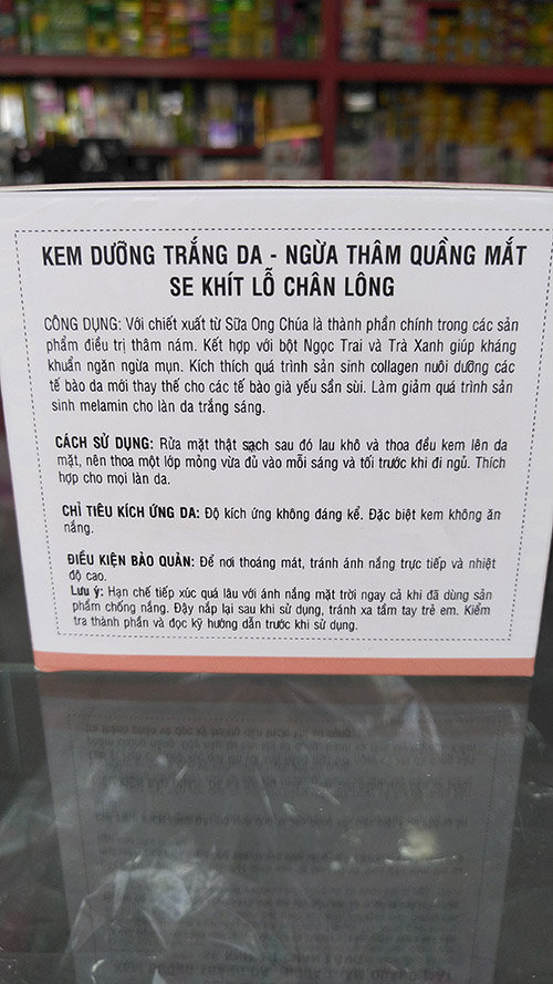 AIA kem dưỡng trắng da se khít chân lông AIA kem dưỡng trắng da se khít chân lông